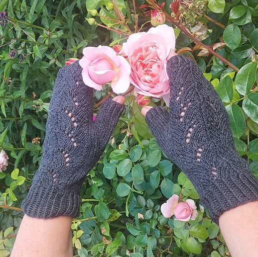 Fingerless gloves "Lace in antrhacite"