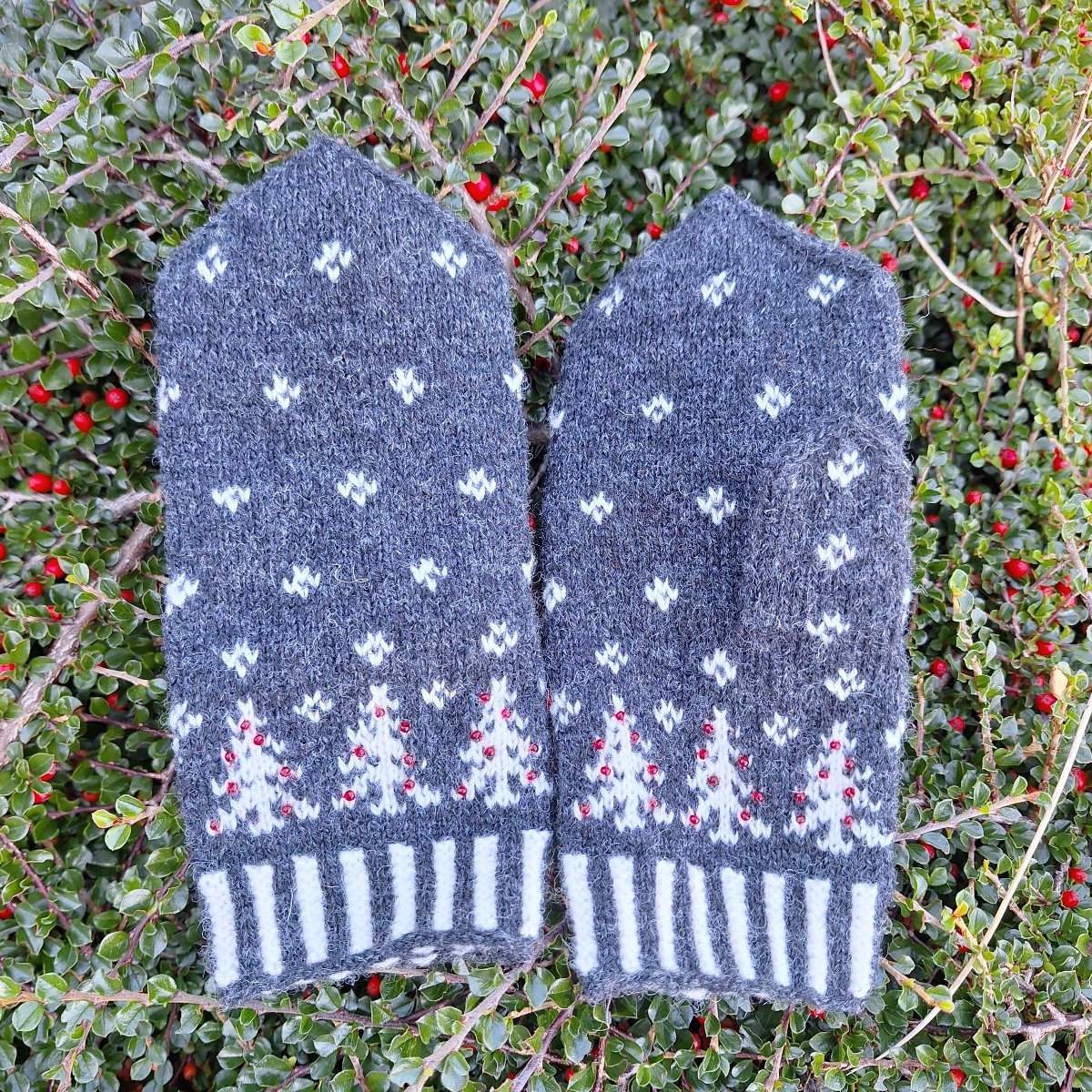 CHRISTMAS TREE Mittens Knitting Kit