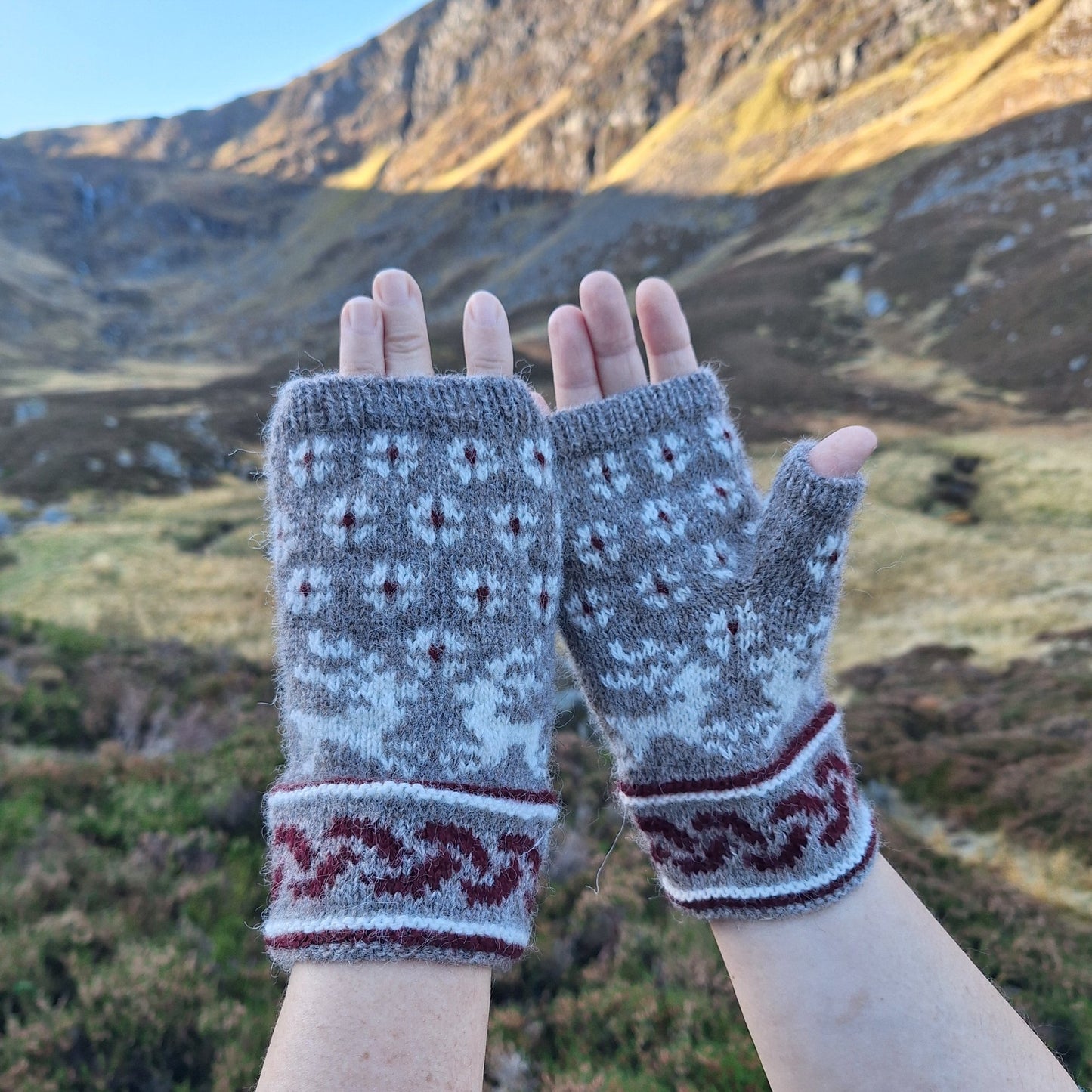 "REINDEER" FINGERLESS GLOVES KNITTING KIT