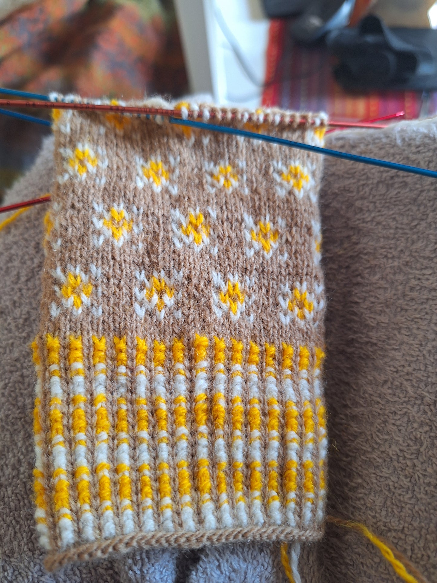 DAFFODILES Knitting Kit – Fingerless Gloves