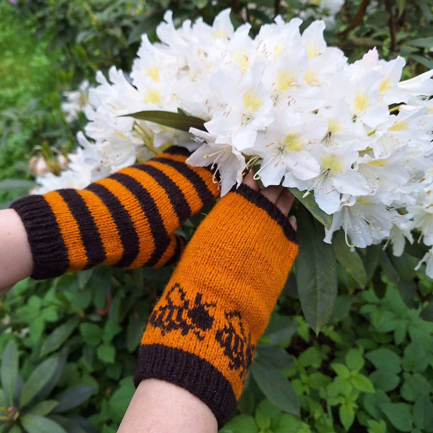 BEES  Fingerless Gloves Knitting Kit =