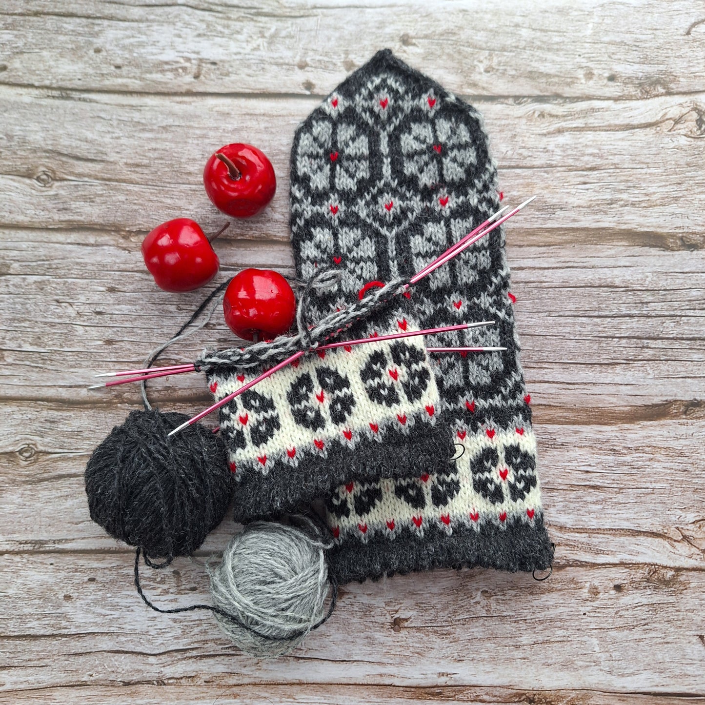 LATVIAN FOLK SONG MITTENS – Knitting Pattern