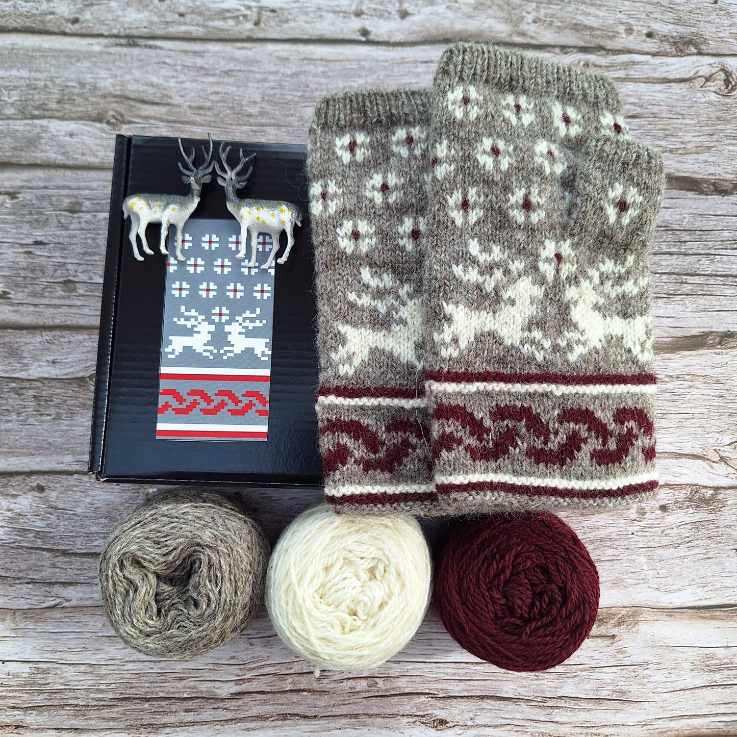 REINDEER  Fingerless Gloves Knitting Kit
