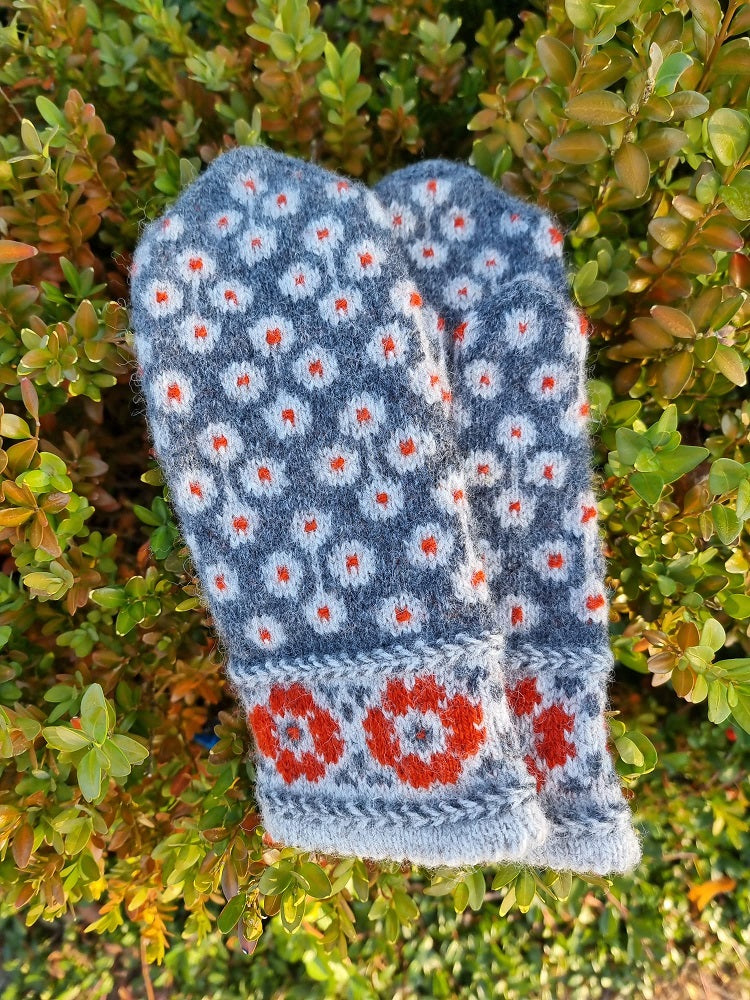 Wool mittens "Red flowers"