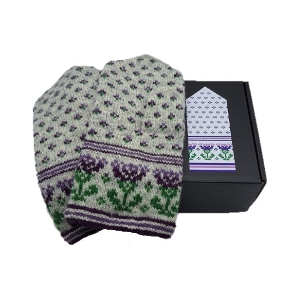 Mittens knitting kit Scottish Thistle 1, box and mittens